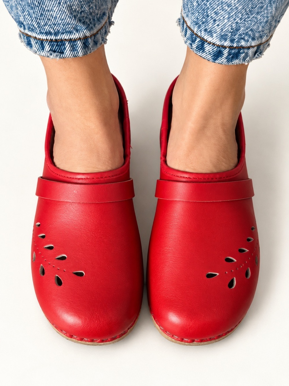 Sven Swedish Clogs Red Leather Leaf Punch Closed Back Low Heel EU 40 US 8.5/9